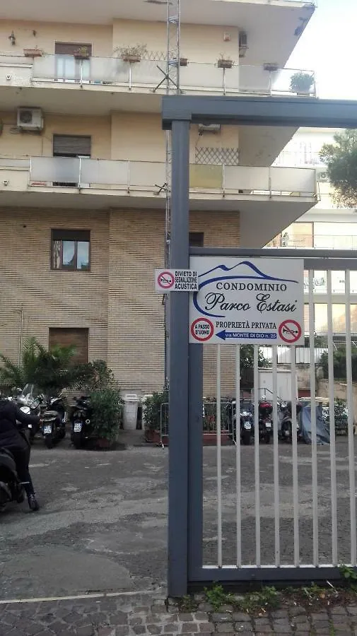 Suite Estasi نابولي 0*,